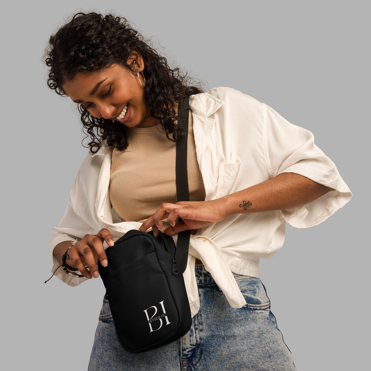 BESSER IST Shoulder Bag
